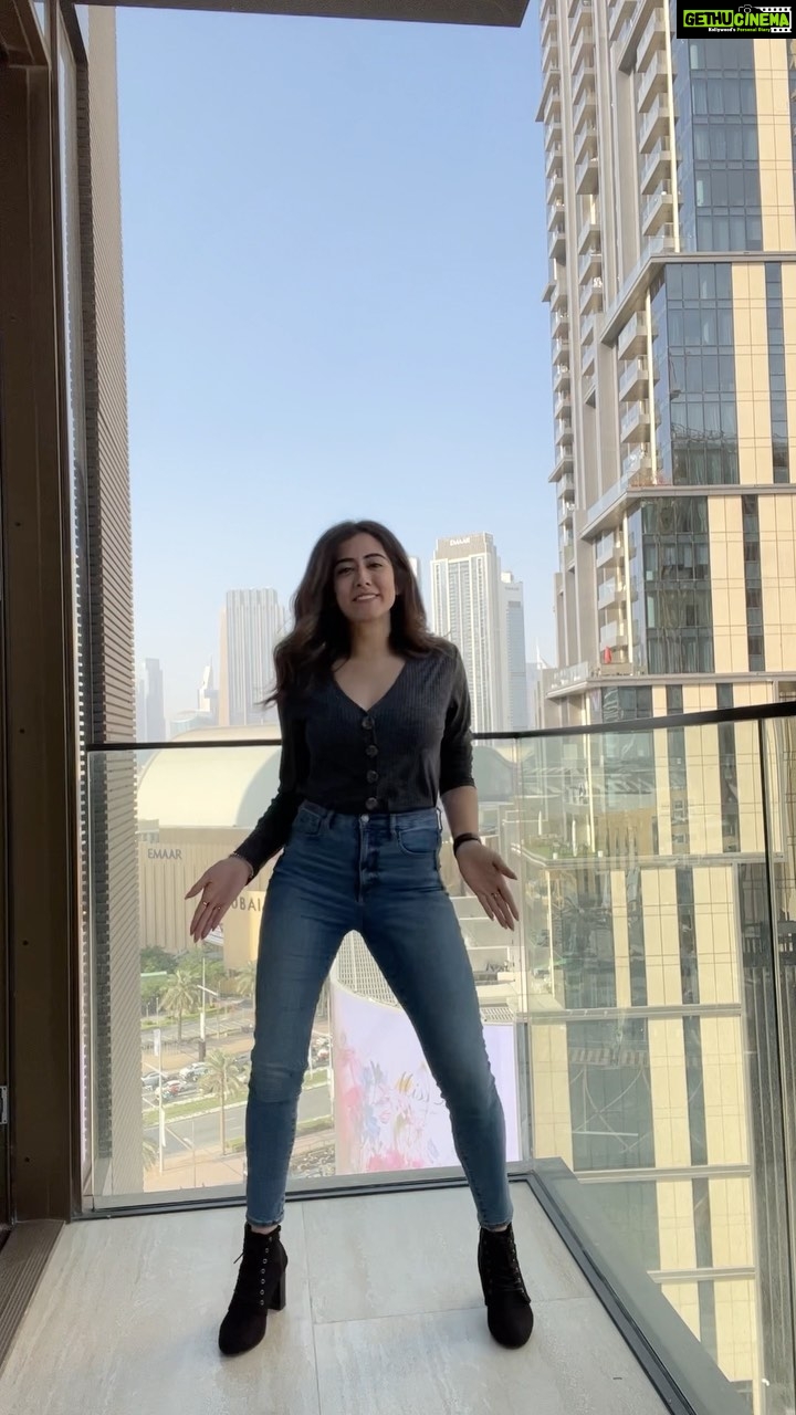 Jonita Gandhi Instagram - HALAMITHI HABIBO Takeover!!! Dubai I hope you’re ready for some Arabic Kuthu tonight 💃🏻 @anirudhofficial @nelsondilipkumar @sivakarthikeyan @hegdepooja #thalapathyvijay @sunpictures @expo2020dubai Expo City Dubai