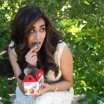 Jonita Gandhi Instagram – 🔈Fit-ish. 
𝘕𝘰𝘶𝘯.
Works out but definitely also eats timbits. 🙋🏻‍♀️

#timhortons #timbits #ohcanada #workout #fitness #foodie #snacktime