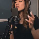 Jonita Gandhi Instagram – 🍑🎹 Longer version is up on my YouTube channel so go cheggit if you want to 😅 #JGSings #jonitasundaysingstagram