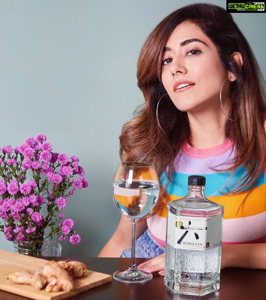 Jonita Gandhi Instagram - Enjoying this #collaboration with Roku, The Japanese Craft Gin from The House Of Suntory! Getting into my Christmas mood with #Rokuathome. Roku means "six" in Japanese and include 6 unique Japanese botanicals, harvested in accordance with “shun”, the moment of peak flavour. Appreciating the finer things with Roku this festive season. Kanpai! • • • #Roku #Gin #rokugin #JapaneseGin #craftgin #suntorytime #HouseOfSuntory #Japan #rokuathome -Drink Responsibly -This content is for people above 25 years of age only