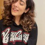 Jonita Gandhi Instagram – This song always gives me goosebumps!!! 🥺 Thanks to Reels, I find myself humming it again everyday lol so I thought, why not share my nostalgia with all of you ♥️. Here’s the second antara of Chupke Se on this fineeee Sundayyyy. Whether you grew up to the original Tamil version or the Hindi version, hope you sing along 🤗

Shoutout to the OGs @arrahman sir, Gulzar Saab, and @therealsadhanasg ji 

#jonitasundaysingstagram #chupkese #snehithane #saathiya #alaipayuthey #arrahman