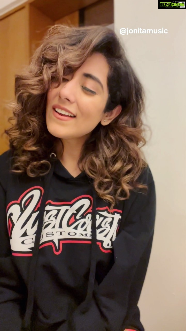 Jonita Gandhi Instagram - This song always gives me goosebumps!!! 🥺 Thanks to Reels, I find myself humming it again everyday lol so I thought, why not share my nostalgia with all of you ♥️. Here’s the second antara of Chupke Se on this fineeee Sundayyyy. Whether you grew up to the original Tamil version or the Hindi version, hope you sing along 🤗 Shoutout to the OGs @arrahman sir, Gulzar Saab, and @therealsadhanasg ji #jonitasundaysingstagram #chupkese #snehithane #saathiya #alaipayuthey #arrahman