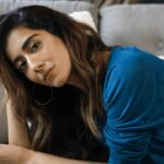 Jonita Gandhi Instagram - Anyone else feeling that midweek post lunch calm? 😅 While I laze around the couch… talk to me! Responding for an hour 😬
