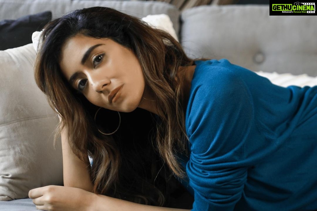 Jonita Gandhi Instagram - Anyone else feeling that midweek post lunch calm? 😅 While I laze around the couch… talk to me! Responding for an hour 😬