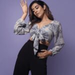 Jonita Gandhi Instagram - Chal koi na 💁🏻‍♀️ 📸: @amey_ghatge 💄: @neerajnavare.makeupartist 💇🏻‍♀️: @snigdha_hairandmakeup 👯‍♀️: @njadoonanan @akankshanamdeo