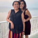 Jonita Gandhi Instagram - It’s my mumma’s birthday 🌹 Happy birthday to one of the strongest people I know ♥️ #happybirthday #loveyoumom #comeback