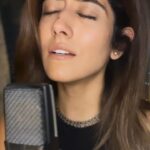 Jonita Gandhi Instagram - Aaoge Jab Tum 🌹 Movie: Jab We Met Music Director: Sandesh Shandilya Singer: @rashid_khan_ustad Lyrics: Faaiz Anwar #jonitasundaysingstagram #sundaysingstagram #singstagram #jonitagandhi #jabwemet @imtiazaliofficial #kareenakapoor #kareenakapoorkhan #shahidkapoor