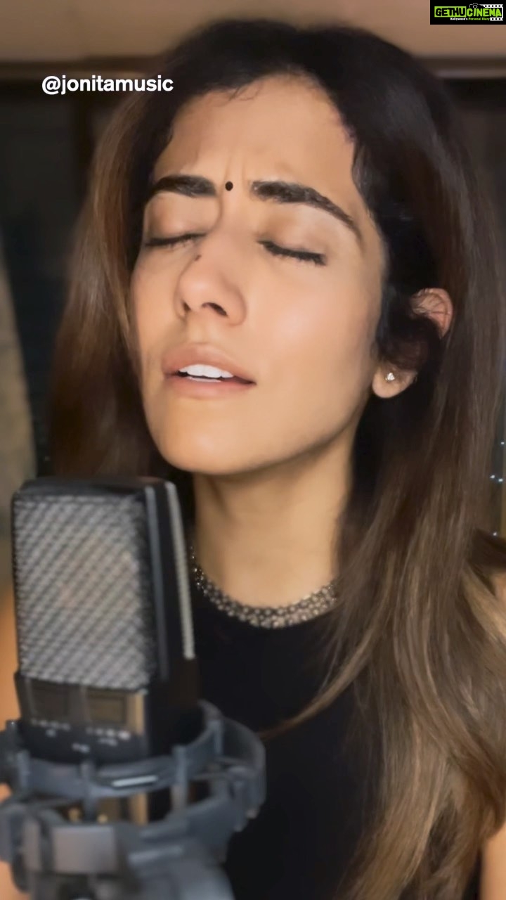 Jonita Gandhi Instagram - Aaoge Jab Tum 🌹 Movie: Jab We Met Music Director: Sandesh Shandilya Singer: @rashid_khan_ustad Lyrics: Faaiz Anwar #jonitasundaysingstagram #sundaysingstagram #singstagram #jonitagandhi #jabwemet @imtiazaliofficial #kareenakapoor #kareenakapoorkhan #shahidkapoor