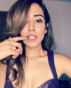 Jonita Gandhi Instagram - They left me alone with my phone ok