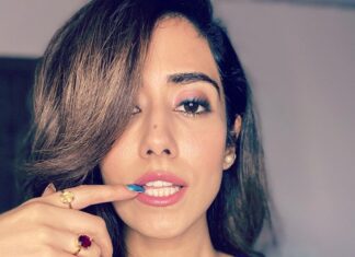 Jonita Gandhi Instagram - They left me alone with my phone ok