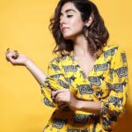 Jonita Gandhi Instagram - 💛 📸: @amey_ghatge 👗: @houseofmasaba 👠: @jlo @dsw 💄: @neerajnavare.makeupartist 💇🏻‍♀️: @snigdha_hairandmakeup 👯‍♀️: @akankshanamdeo @njadoonanan