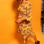 Jonita Gandhi Instagram - Yeleloooo yele yelelooooo #iykyk A sneak peek behind some of the shots from a recent shoot with the crazy team: 📸: @amey_ghatge 👗: @houseofmasaba 💄: @neerajnavare.makeupartist 💇🏻‍♀️: @snigdha_hairandmakeup 👯‍♀️: @njadoonanan @akankshanamdeo #photoshoot #OOTD #TheMasabaPrint #BloomingCow #HouseofMasaba #mellowyellow