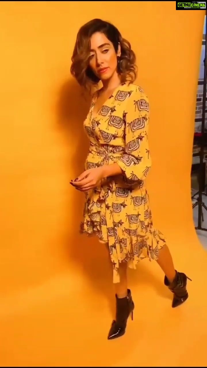 Jonita Gandhi Instagram - Yeleloooo yele yelelooooo #iykyk A sneak peek behind some of the shots from a recent shoot with the crazy team: πΈ: @amey_ghatge π: @houseofmasaba π: @neerajnavare.makeupartist ππ»ββοΈ: @snigdha_hairandmakeup π―ββοΈ: @njadoonanan @akankshanamdeo #photoshoot #OOTD #TheMasabaPrint #BloomingCow #HouseofMasaba #mellowyellow