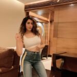 Jonita Gandhi Instagram - Bach ke rehna laal notice🚨 Here is my take on the Red Notice Dance Challenge before I hit sound check… where’s yours? @badboyshah @vivianakadivine @jonitamusic @mikey_mccleary @netflix_in #bachkerehna #jonitagandhi #badshah #divine #netflix #dancechallenge #rednotice