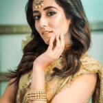 Jonita Gandhi Instagram - Love ♥️ and light 🪔. These two words are important to me in many ways… and hence I always try my best to spread love and light wherever I go. From my family to yours, I wish you all a very happy Diwali and also Bandi Chhor Divas 🙏🏼. Be safe, be healthy, be happy. 🥰 #happydiwali #festivaloflights #diwali2021 #diwali Photo: @siddharthamportraits Makeup: @neerajnavare.makeupartist Styled by: @henna.akhtar