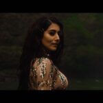 Jonita Gandhi Instagram - Sometimes you just gotta LET IT GO. Repeat after me… CHAL KOI NA! Out now, available everywhere. What are you waiting for? @jay_skilly @djiceofficial @iammickeysingh @shivaanisharma @simar.panag @djlyanmusic @shotbyhectortoro @damienpagelewis @aathirarajeevofficial @tiellegreene @datboi_arath @njadoonanan @akankshanamdeo #ChalKoiNa 🌸
