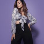 Jonita Gandhi Instagram - Chal koi na 💁🏻‍♀️ 📸: @amey_ghatge 💄: @neerajnavare.makeupartist 💇🏻‍♀️: @snigdha_hairandmakeup 👯‍♀️: @njadoonanan @akankshanamdeo