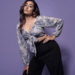 Jonita Gandhi Instagram - Chal koi na 💁🏻‍♀️ 📸: @amey_ghatge 💄: @neerajnavare.makeupartist 💇🏻‍♀️: @snigdha_hairandmakeup 👯‍♀️: @njadoonanan @akankshanamdeo