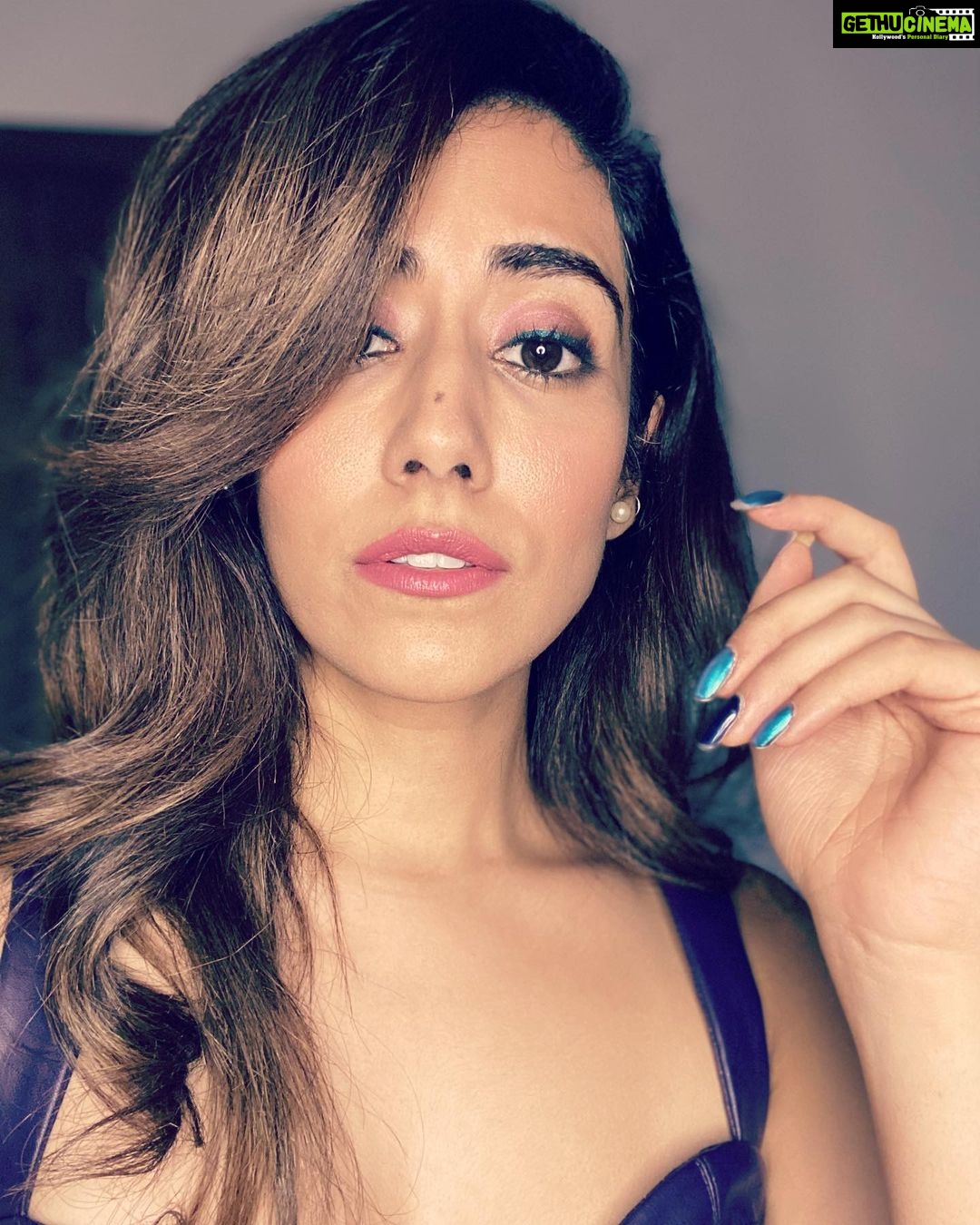 Jonita Gandhi Instagram - They left me alone with my phone ok