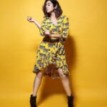 Jonita Gandhi Instagram - 💛 📸: @amey_ghatge 👗: @houseofmasaba 👠: @jlo @dsw 💄: @neerajnavare.makeupartist 💇🏻‍♀️: @snigdha_hairandmakeup 👯‍♀️: @akankshanamdeo @njadoonanan