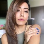 Jonita Gandhi Instagram – My lips are pink,
My nails are blue,
If you cramp my style,
I’m letting go of you. 🌹🙃

⏳ #ChalKoiNa