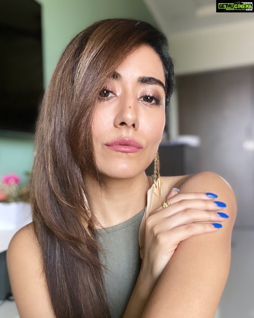 Jonita Gandhi Instagram - My lips are pink, My nails are blue, If you cramp my style, I'm letting go of you. 🌹🙃 ⏳ #ChalKoiNa