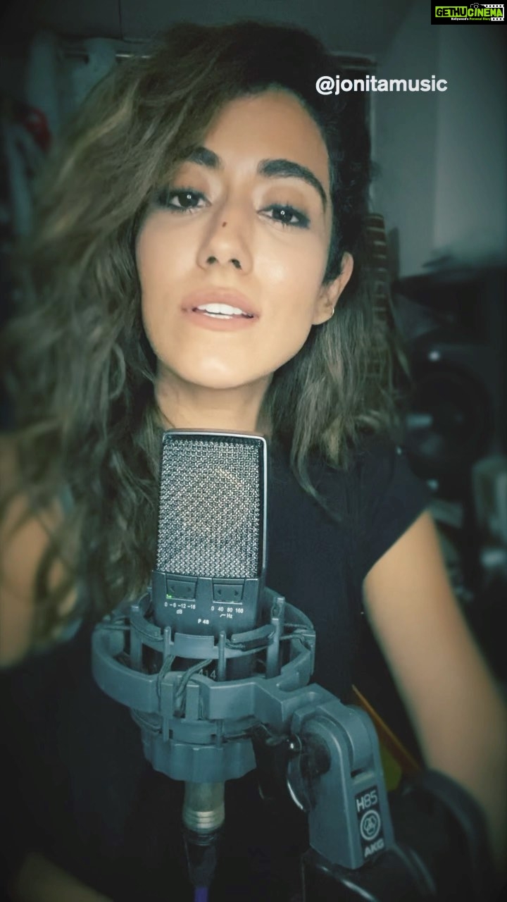 Jonita Gandhi Instagram - Today's #jonitasundaysingstagram is here, and please feel free to remix it 🤩. Here’s a couple lines of Raataan Lambiyan by @tanishk_bagchi from the film Shershaah, originally sung by the lovely @aseeskaurmusic & @jubin_nautiyal. Tempo 78bpm - happy remixing! #sundaysingstagram #singstagram #jonitagandhi #jonitamusic #raataanlambiyan #shershaah #remixreel