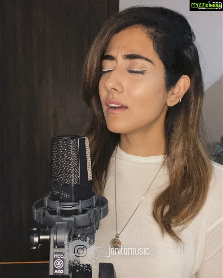 Jonita Gandhi Instagram - @arrahman compositions + 7/8 time signature = 🥺. Agreed?????? This is Sai Shirdi Sai, the Kannada version, and my latest release. 🙏🏼 #iykyk #jonitasundaysingstagram #singstagram #sundaysingstagram #shirdisaibaba #sai #arrahman #jonitagandhi #kannada