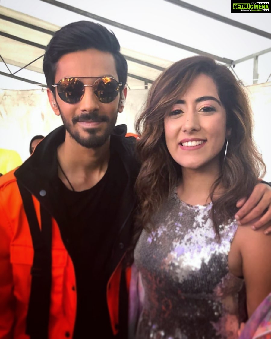 Jonita Gandhi Instagram - Happy bday Ravichanderji👨🏽🎤! It’s a new era ✨💛 #happybirthday @anirudhofficial #octoberbabies