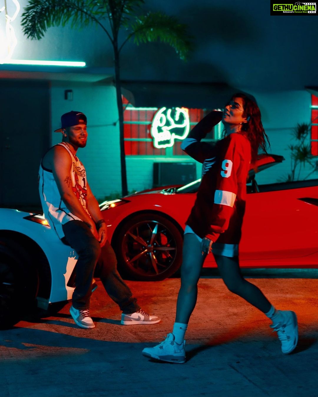 Jonita Gandhi Instagram - Gimme your best meme caption 🥸 @iammickeysingh #Raati4am #jonitagandhi #jonitamusic #memethis