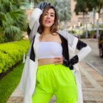 Jonita Gandhi Instagram - Soneya nu maarde ne soneya de nain ⚡️ #Raati4AM #jonitagandhi Miami, Florida