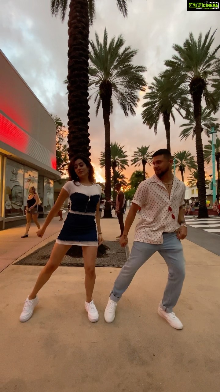 Jonita Gandhi Instagram - Here's hoping our choreographers don't kill us π€ͺ! Couldn't waste a stunning sunset in Miami π @iammickeysingh #dancereel #bloopers #jonitagandhi #mickeysingh #raati4am @aathirarajeevofficial @andre_apd @treehousevht