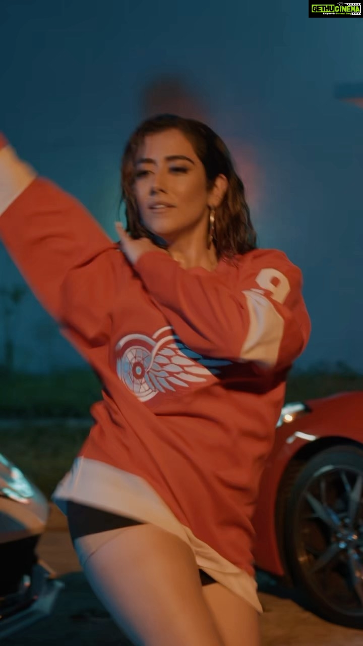 Jonita Gandhi Instagram - Hey guyssssss look what we've got for you!! It's “4AM”, go check it, drop all the comments, post all the reels and don't forget to tag us! OUT NOW!!! #Raati4AM @iammickeysingh @treehousevht @jay_skilly @djiceofficial @shivaanisharma @hamelpatel_ @shotbyhectortoro @aathirarajeevofficial @andre_apd @datboi_arath @thesandylion @njadoonanan @kayvsingh @akalinder @damienpagelewis