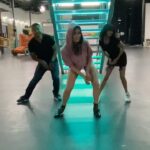 Jonita Gandhi Instagram - Why waste hair & makeup and a few extra moments with choreographers between shots when we can dannncccceee?! This was fun @aathirarajeevofficial and @andre_apd! This song has been everywhere, couldn’t help but jump on the bandwagon 🙊 #manikemagehithe #dancereel #jonitagandhi #jonitamusic #lovetodance