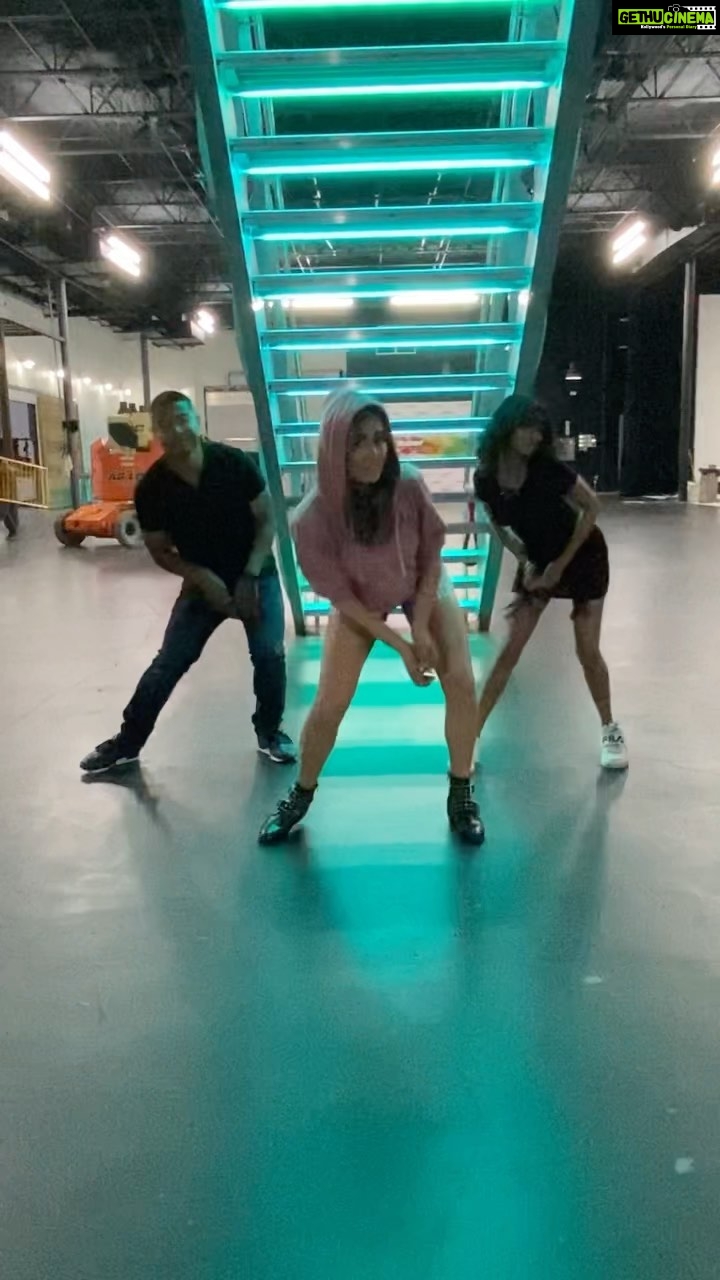 Jonita Gandhi Instagram - Why waste hair & makeup and a few extra moments with choreographers between shots when we can dannncccceee?! This was fun @aathirarajeevofficial and @andre_apd! This song has been everywhere, couldn’t help but jump on the bandwagon 🙊 #manikemagehithe #dancereel #jonitagandhi #jonitamusic #lovetodance