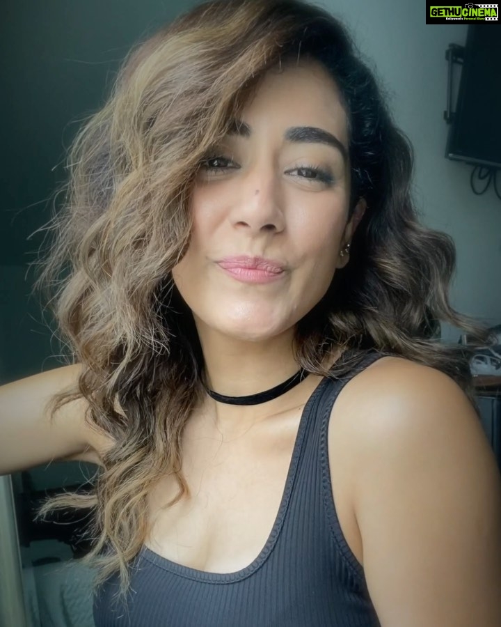 Jonita Gandhi Instagram - I could listen to this song all day ☺️! A little bit of Mast Magan for today's #jonitasundaysingstagram, originally sung by @arijitsingh and @chinmayisripaada for 2 States, with music by @shankarehsaanloy and lyrics by @amitabhbhattacharyaofficial. Have a lovely Sunday 🥰 #sundaysingstagram #singstagram #arijitsingh #bollywoodsong