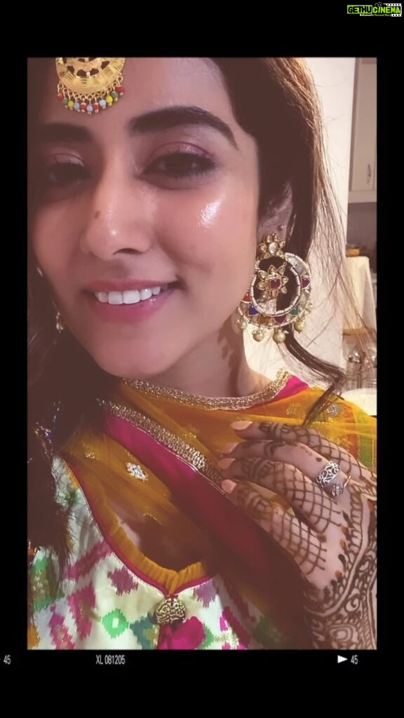 Jonita Gandhi Instagram - One of my favourite memories of 2020 was my brother’s wedding 😍! Throwing it back to his mehndi night with a little help from my latest track ‘Mehndi Te Vavi’ with @loststoriesmusic! I was a little obsessed with my mehndi 🙊… didn’t it look so nice!? 🤓 Thank you to the artist: @mehndi.by.deepmala 🤩 #mehndi #mehnditevavi