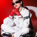 Jonita Gandhi Instagram – 𝘐 𝘸𝘦𝘢𝘳 𝘵𝘩𝘦 𝘩𝘢𝘵 𝘢𝘯𝘥 𝘐 𝘸𝘦𝘢𝘳 𝘵𝘩𝘦 𝘱𝘢𝘯𝘵𝘴 
𝘐 𝘢𝘮 𝘢𝘥𝘷𝘢𝘯𝘤𝘦𝘥 𝘴𝘰 𝘐 𝘨𝘦𝘵 𝘢𝘥𝘷𝘢𝘯𝘤𝘦
𝘈𝘯𝘥 𝘐 𝘥𝘰 𝘮𝘺 𝘥𝘢𝘯𝘤𝘦 𝘢𝘯𝘥 𝘤𝘢𝘯𝘤𝘦𝘭 𝘵𝘩𝘦 𝘱𝘭𝘢𝘯𝘴 
𝘚𝘢𝘪𝘥, 𝘣𝘰𝘰, 𝘥𝘰𝘯’𝘵 𝘣𝘦 𝘮𝘢𝘥 ‘𝘤𝘢𝘶𝘴𝘦 𝘺𝘰𝘶 𝘩𝘢𝘥 𝘢 𝘤𝘩𝘢𝘯𝘤𝘦

Photographer: @amey_ghatge
Makeup: @zoyamakeupandhair
Hair: @dwyessh_hairwizard 
Styled by @saumyathakur
#styledbysaums
Outfit @fkns_by_narendrakumar 
Earrings @viraasi_official
Gloves – Custom
Intern @snehalkorate 
Onset @sethmuskaan