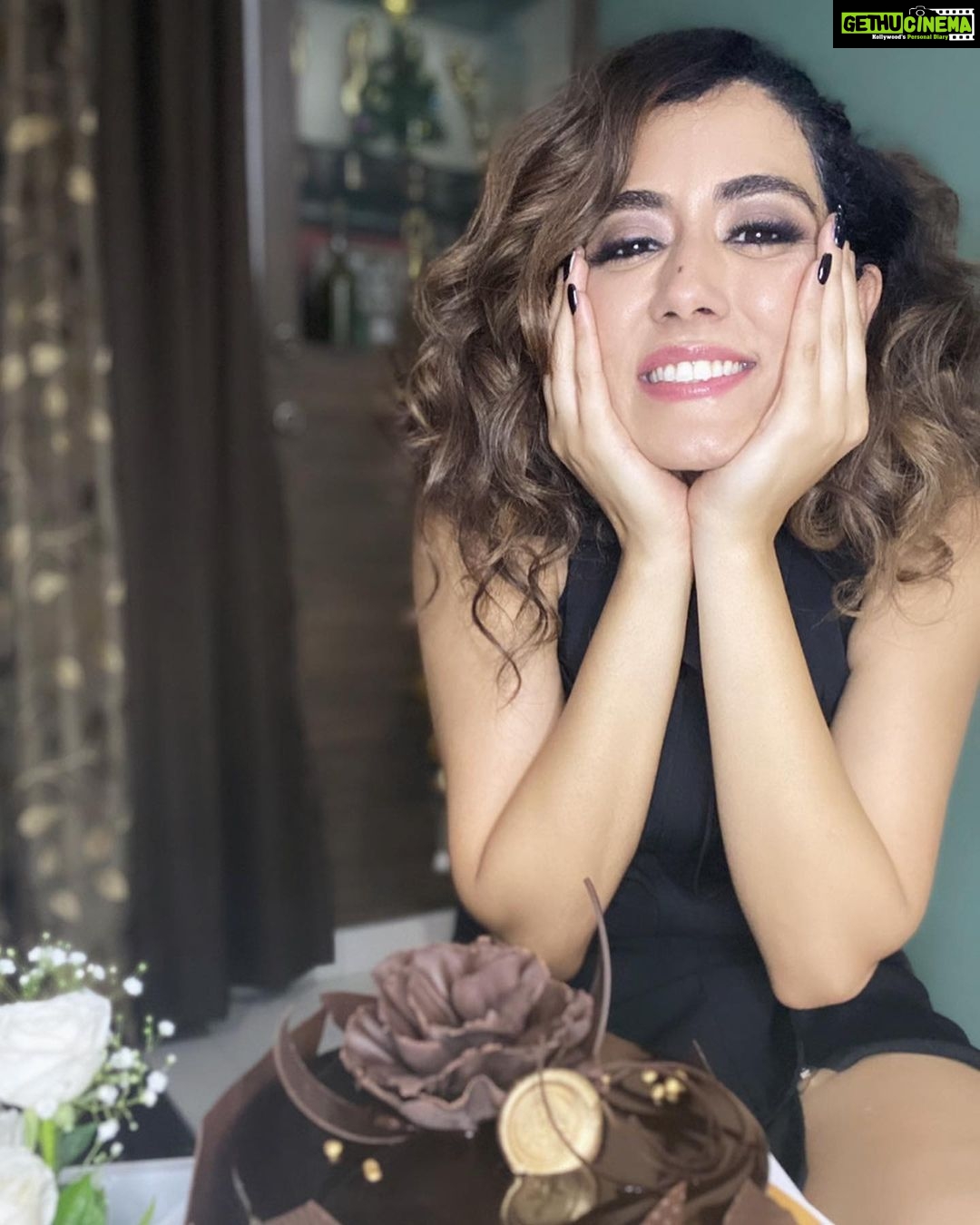 Jonita Gandhi Instagram - This cake is for all of YOU! Thank you allllll for the sweet messages and gestures, the abundance of love ❤️❤️❤️ I feel blessed and grateful to have you all here with me! #23 #itsmybirthday #thankyou