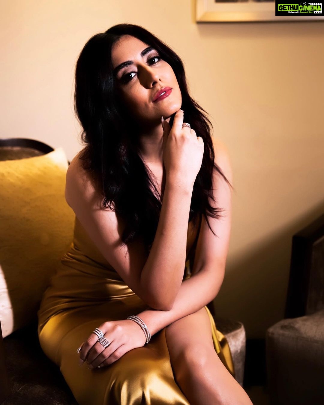 Jonita Gandhi - 227.3K Likes - Going for the goldddd š
@siimawards #aboutlastnight
Photo @krishspics
Outfit @saulee
Jewellery @dolsunjewelsofficial
Footwear @aands_official
Styled by @anshikaav
Makeup by @nk_makeupstudiodubai