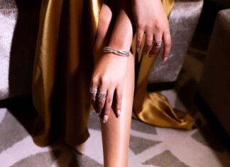 Jonita Gandhi Instagram - Going for the goldddd 🏆 @siimawards #aboutlastnight Photo @krishspics Outfit @saulee Jewellery @dolsunjewelsofficial Footwear @aands_official Styled by @anshikaav Makeup by @nk_makeupstudiodubai Dubai UAE