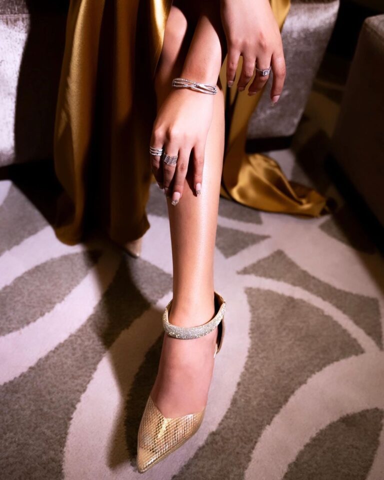 Jonita Gandhi Instagram - Going for the goldddd 🏆 @siimawards #aboutlastnight Photo @krishspics Outfit @saulee Jewellery @dolsunjewelsofficial Footwear @aands_official Styled by @anshikaav Makeup by @nk_makeupstudiodubai Dubai UAE