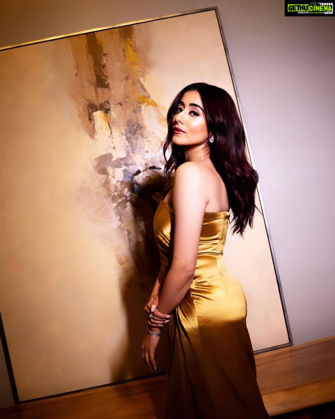 Jonita Gandhi - 227.3K Likes - Going for the goldddd š
@siimawards #aboutlastnight
Photo @krishspics
Outfit @saulee
Jewellery @dolsunjewelsofficial
Footwear @aands_official
Styled by @anshikaav
Makeup by @nk_makeupstudiodubai