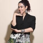 Jonita Gandhi Instagram - Guys I found the answer. It’s 𝘁𝗵𝗶𝘀 jhumka! 🤭 Last night for a special musical evening celebrating #rockyaurranikipremkahani hosted by @spotifyindia at YRF! Big love to @saregama_official and the whole team of RARKPK 💕 Photo @amey_ghatge MUA @zoyamakeupandhair Hair @dwyessh_hairwizard Outfit @_huemn Jhumka @sachdeva.ritika @ekalakhani Bangle stack @abhilasha_pret_jewelry @silverstreakstore Ring @silverstreakstore Footwear @oceedeeshoes Styled by @nupur_p @nandini._.khetan for @team___e by Eka Lakhani
