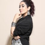Jonita Gandhi Instagram - Guys I found the answer. It’s 𝘁𝗵𝗶𝘀 jhumka! 🤭 Last night for a special musical evening celebrating #rockyaurranikipremkahani hosted by @spotifyindia at YRF! Big love to @saregama_official and the whole team of RARKPK 💕 Photo @amey_ghatge MUA @zoyamakeupandhair Hair @dwyessh_hairwizard Outfit @_huemn Jhumka @sachdeva.ritika @ekalakhani Bangle stack @abhilasha_pret_jewelry @silverstreakstore Ring @silverstreakstore Footwear @oceedeeshoes Styled by @nupur_p @nandini._.khetan for @team___e by Eka Lakhani
