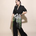 Jonita Gandhi Instagram - Guys I found the answer. It’s 𝘁𝗵𝗶𝘀 jhumka! 🤭 Last night for a special musical evening celebrating #rockyaurranikipremkahani hosted by @spotifyindia at YRF! Big love to @saregama_official and the whole team of RARKPK 💕 Photo @amey_ghatge MUA @zoyamakeupandhair Hair @dwyessh_hairwizard Outfit @_huemn Jhumka @sachdeva.ritika @ekalakhani Bangle stack @abhilasha_pret_jewelry @silverstreakstore Ring @silverstreakstore Footwear @oceedeeshoes Styled by @nupur_p @nandini._.khetan for @team___e by Eka Lakhani