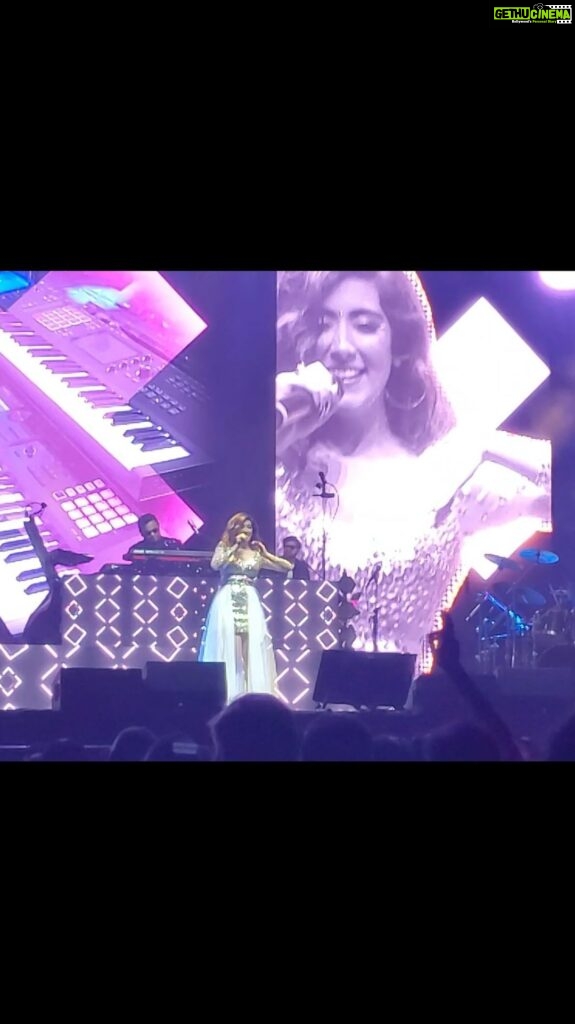 Jonita Gandhi Instagram - Nothing like jammin’ out to one of your favourite @arrahman tunes on stage WITH THE MAN HIMSELF in your own city!!! Toronto ♥️🇨🇦 Sending hugs to those of you who saw me performing songs like this on karaoke around the GTA when I was like 16 lol 👀… Let me know if you want more live performance clips!!! Found this one cuz my dad randomly sent it (shoutout papa @deepakgandhi_sargamstudio brap brappp) @btosproductions @ranjitbarot1 🔥 #rangeela #yaayire #arrahman Scotiabank Arena