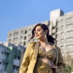 Jonita Gandhi Instagram – 𝘈𝘴 𝘵𝘩𝘦 𝘴𝘶𝘯 𝘸𝘢𝘳𝘮𝘦𝘥 𝘩𝘦𝘳 𝘧𝘢𝘤𝘦, 𝘴𝘩𝘦 𝘸𝘢𝘴 𝘳𝘦𝘮𝘪𝘯𝘥𝘦𝘥 𝘰𝘧 𝘵𝘩𝘦 𝘭𝘪𝘨𝘩𝘵 𝘸𝘪𝘵𝘩𝘪𝘯 𝘩𝘦𝘳 𝘵𝘩𝘢𝘵 𝘴𝘩𝘰𝘯𝘦 𝘣𝘳𝘪𝘨𝘩𝘵𝘦𝘳 𝘵𝘩𝘢𝘯 𝘢𝘯𝘺 𝘨𝘰𝘭𝘥. 𝘚𝘩𝘦 𝘸𝘢𝘴 𝘳𝘦𝘢𝘥𝘺 𝘵𝘰 𝘵𝘢𝘬𝘦 𝘵𝘩𝘦 𝘴𝘵𝘢𝘨𝘦 𝘢𝘯𝘥 𝘭𝘦𝘵 𝘩𝘦𝘳 𝘴𝘰𝘶𝘭 𝘥𝘢𝘯𝘤𝘦 𝘵𝘰 𝘵𝘩𝘦 𝘳𝘩𝘺𝘵𝘩𝘮 𝘰𝘧 𝘵𝘩𝘦 𝘶𝘯𝘪𝘷𝘦𝘳𝘴𝘦. 🌅🎭 

Styled by: @jaineeebheda 
Outfit: @bydivyaaggarwal  @aaayeshamehta 
Jewelry: @ishhaara @aditi_bhatt @ascend.rohank
Photographed by: @himmatsodhiphotography