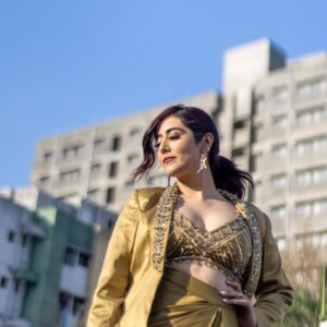 Jonita Gandhi Instagram - 𝘈𝘴 𝘵𝘩𝘦 𝘴𝘶𝘯 𝘸𝘢𝘳𝘮𝘦𝘥 𝘩𝘦𝘳 𝘧𝘢𝘤𝘦, 𝘴𝘩𝘦 𝘸𝘢𝘴 𝘳𝘦𝘮𝘪𝘯𝘥𝘦𝘥 𝘰𝘧 𝘵𝘩𝘦 𝘭𝘪𝘨𝘩𝘵 𝘸𝘪𝘵𝘩𝘪𝘯 𝘩𝘦𝘳 𝘵𝘩𝘢𝘵 𝘴𝘩𝘰𝘯𝘦 𝘣𝘳𝘪𝘨𝘩𝘵𝘦𝘳 𝘵𝘩𝘢𝘯 𝘢𝘯𝘺 𝘨𝘰𝘭𝘥. 𝘚𝘩𝘦 𝘸𝘢𝘴 𝘳𝘦𝘢𝘥𝘺 𝘵𝘰 𝘵𝘢𝘬𝘦 𝘵𝘩𝘦 𝘴𝘵𝘢𝘨𝘦 𝘢𝘯𝘥 𝘭𝘦𝘵 𝘩𝘦𝘳 𝘴𝘰𝘶𝘭 𝘥𝘢𝘯𝘤𝘦 𝘵𝘰 𝘵𝘩𝘦 𝘳𝘩𝘺𝘵𝘩𝘮 𝘰𝘧 𝘵𝘩𝘦 𝘶𝘯𝘪𝘷𝘦𝘳𝘴𝘦. 🌅🎭 

Styled by: @jaineeebheda 
Outfit: @bydivyaaggarwal  @aaayeshamehta 
Jewelry: @ishhaara @aditi_bhatt @ascend.rohank
Photographed by: @himmatsodhiphotography