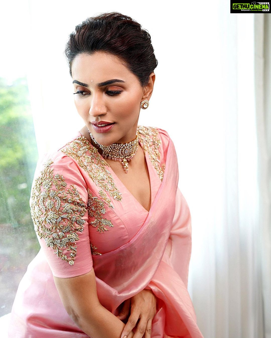 Joy Crizildaa Instagram - HAPPY ONAM 🌸 Photographer @dxgphotographer Makeup @reenapaiva Hair @venki_hairstylist Styled by @joycrizildaa Wearing @savinidii_official Jewellery @mspinkpantherjewel Location @crowneplazachn #aksharagowda #stylishtamilachi #aksharagowdabikki #stylishtamizhachi #chennai #hyderabad #pink #bride #happyonam #onam Crowne Plaza Chennai Adyar Park
